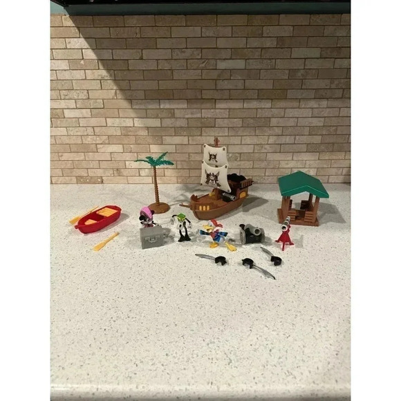 Disney Parks exclusive - Pirates of the‎ Caribbean pirates playset bL - Picture 1 of 4